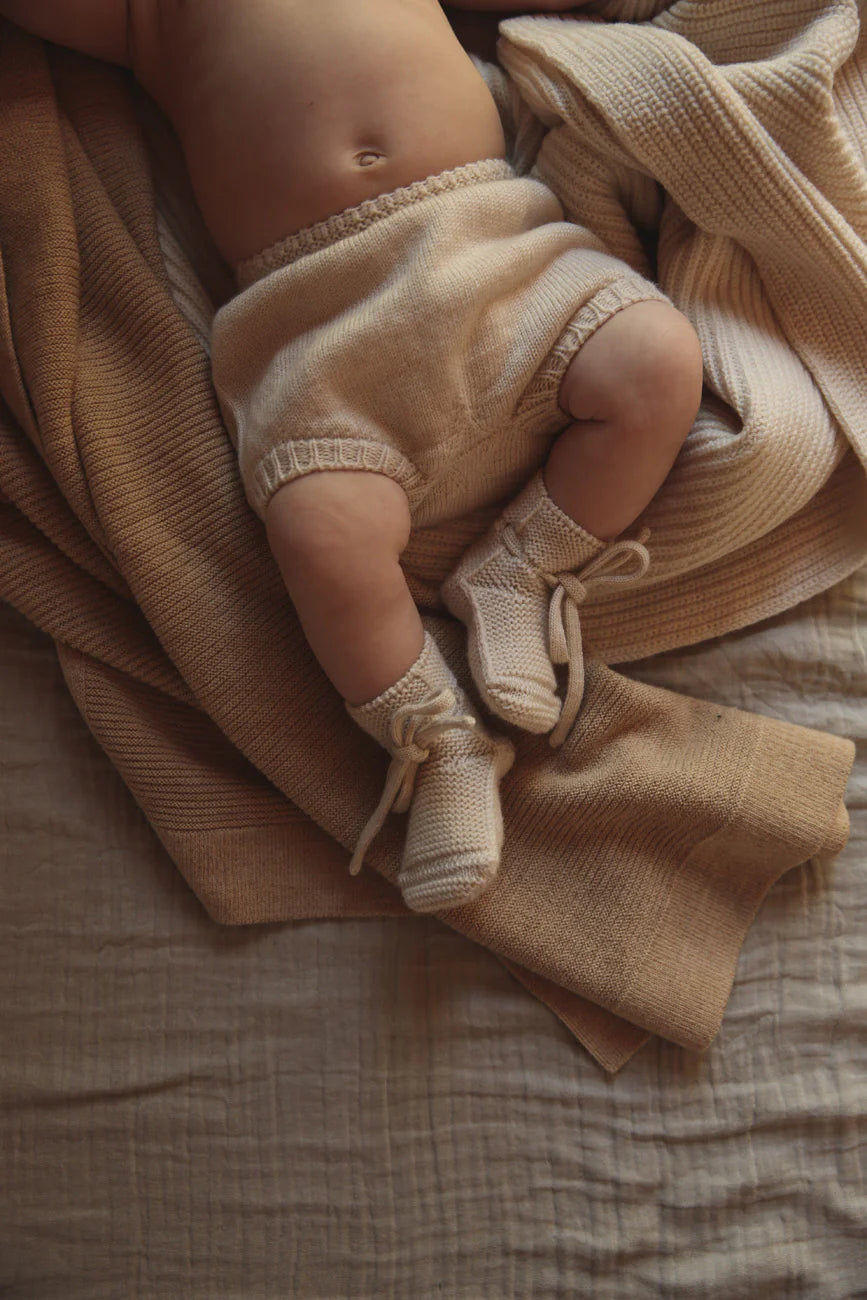 Bébé avec Chaussons de laine de mérinos Crème