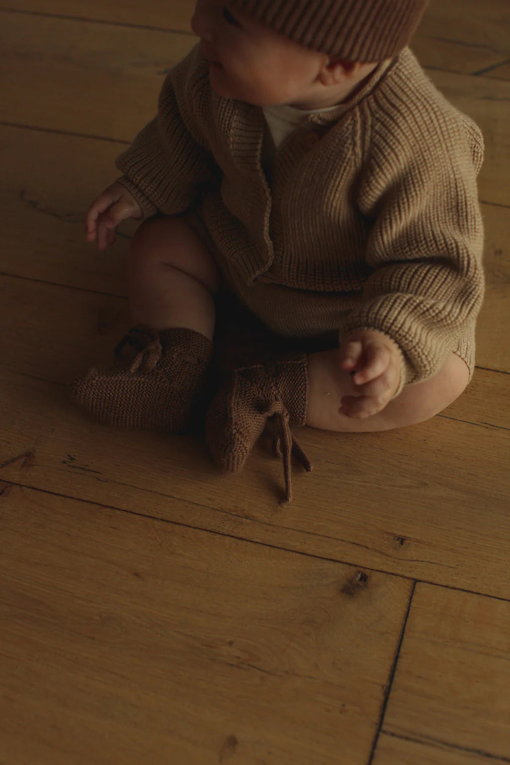 Bébé avec Chaussons de laine de mérinos moka