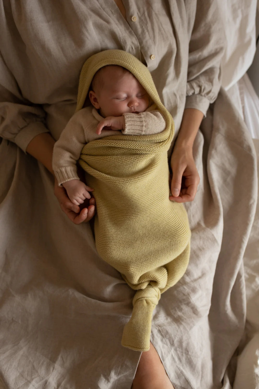 Bébé dans Cocoon d'emmaillotage en Mérinos  Jaune pâle