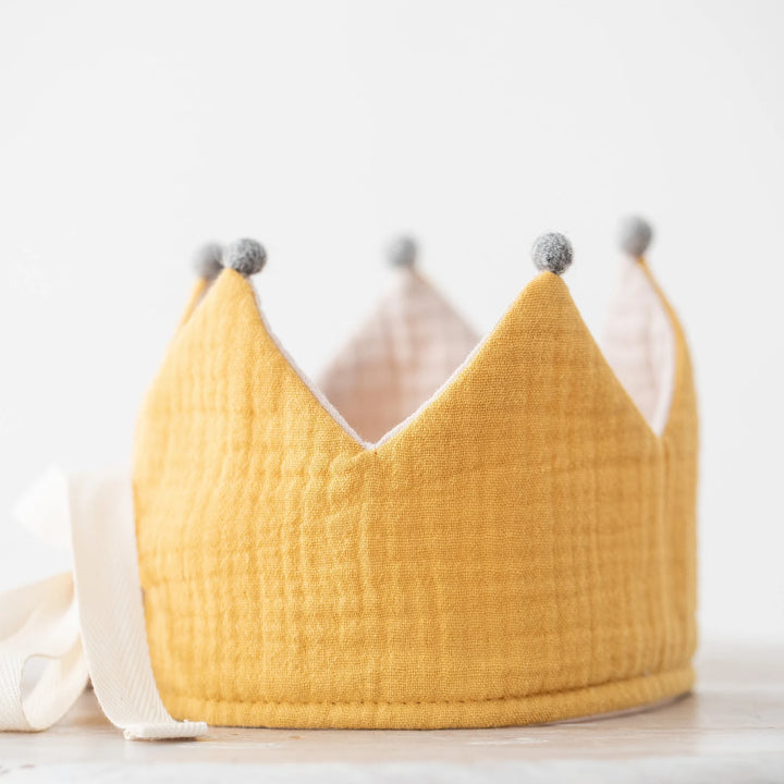 Couronne réversible en tissu jaune et écru avec pompons gris