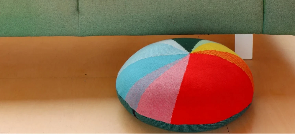 Coussin de sol en Diagramme circulaire arc en ciel Donna Wilson dans un salon