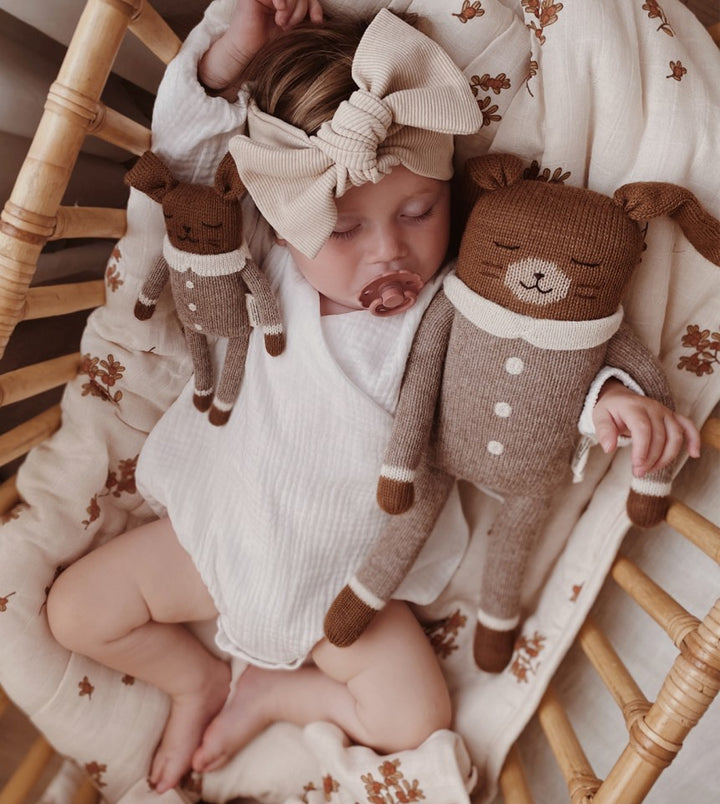 Bébé dan son lit avec Couverture en mousseline matelassée beige avec imprimé airelles