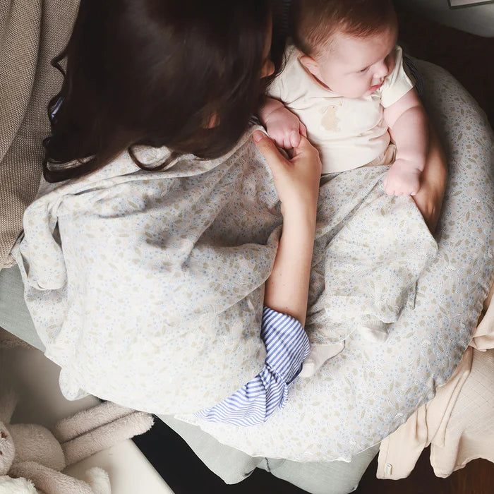 Maman et bébé avec Couverture d'emmaillotage Avery Row en coton imprimé nature 