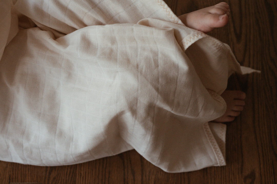 Pieds de bébé avec Couverture carrée en coton biologique 