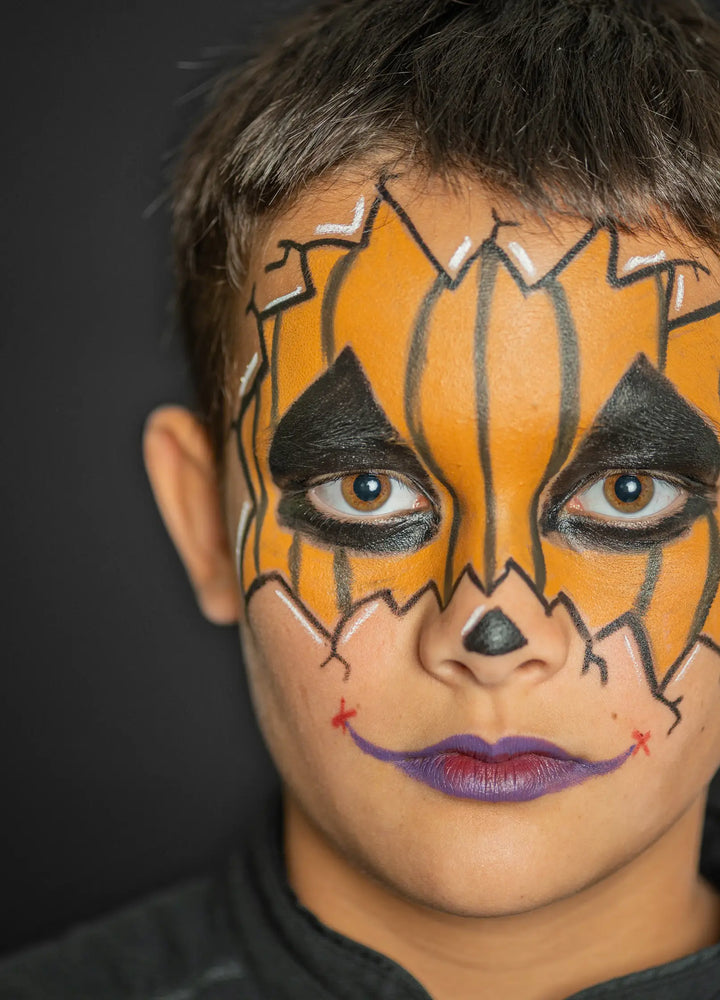 Enfant maquillé avec Ensemble de 6 crayons Mondes des horreurs