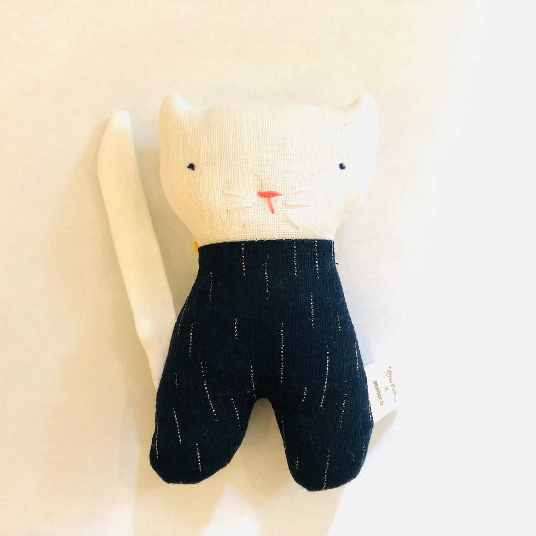 Peluche en laine et lin en forme de chat 