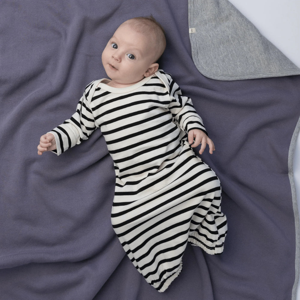 Bébé avec Dormeuse pour nouveau-né en coton rayé naturel et noir
