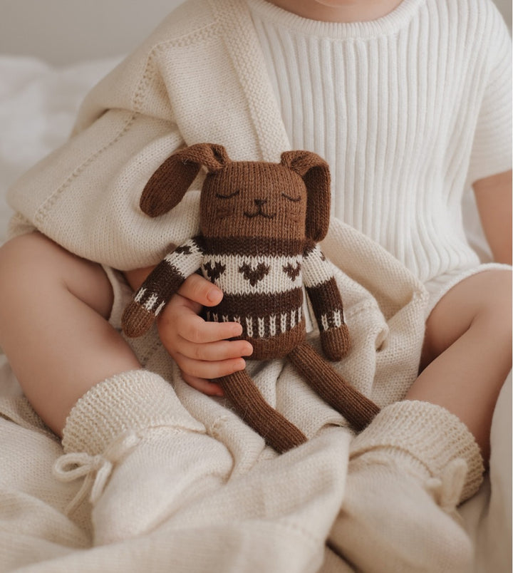 Bébé avec Petit lapin en tricot avec Jacquard mocha foncé