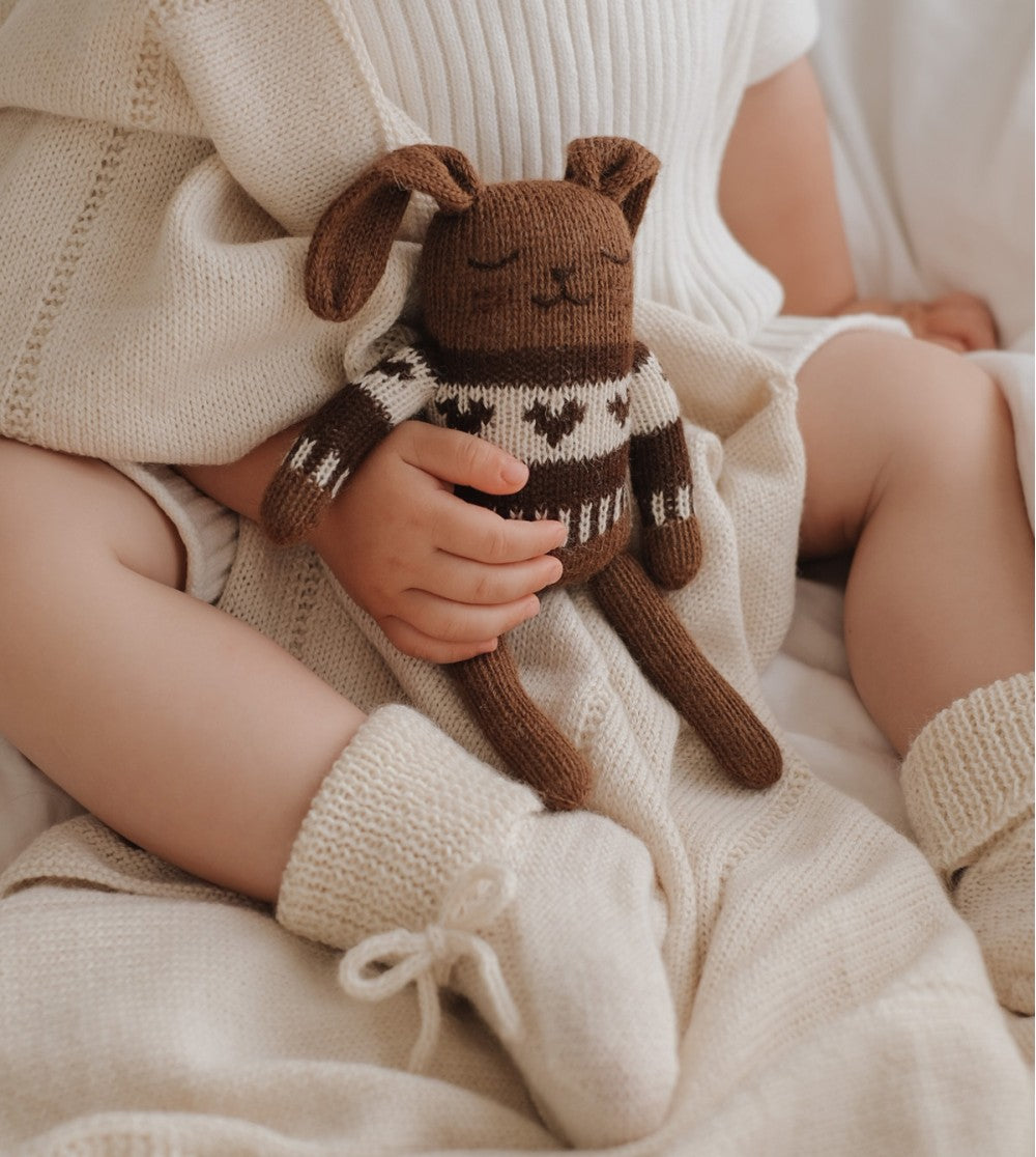 Bébé avec Petit lapin en tricot avec Jacquard mocha foncé