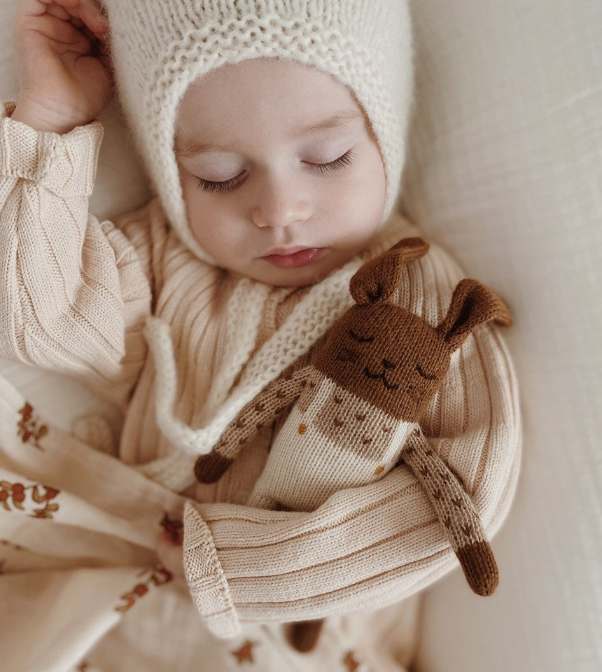 Bébé avec Petit lapin en tricot avec Salopette ecru