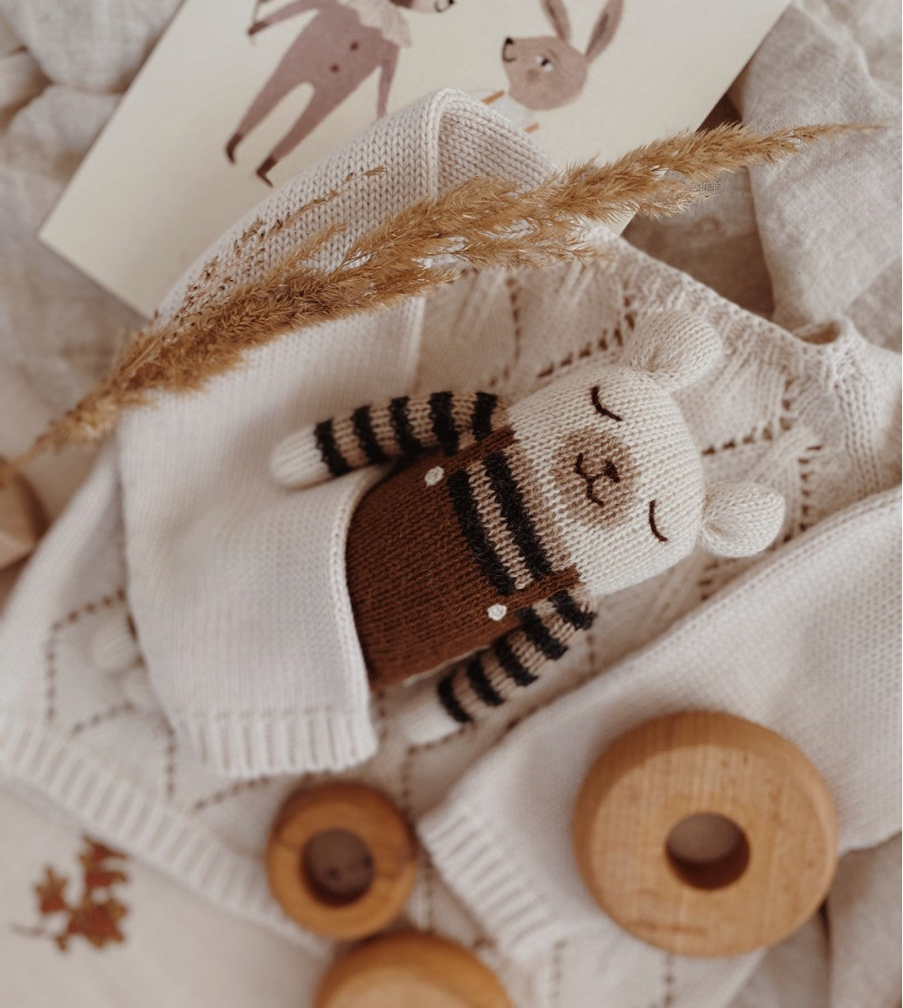 Doudou ours polaire en tricot avec  Salopette noisette