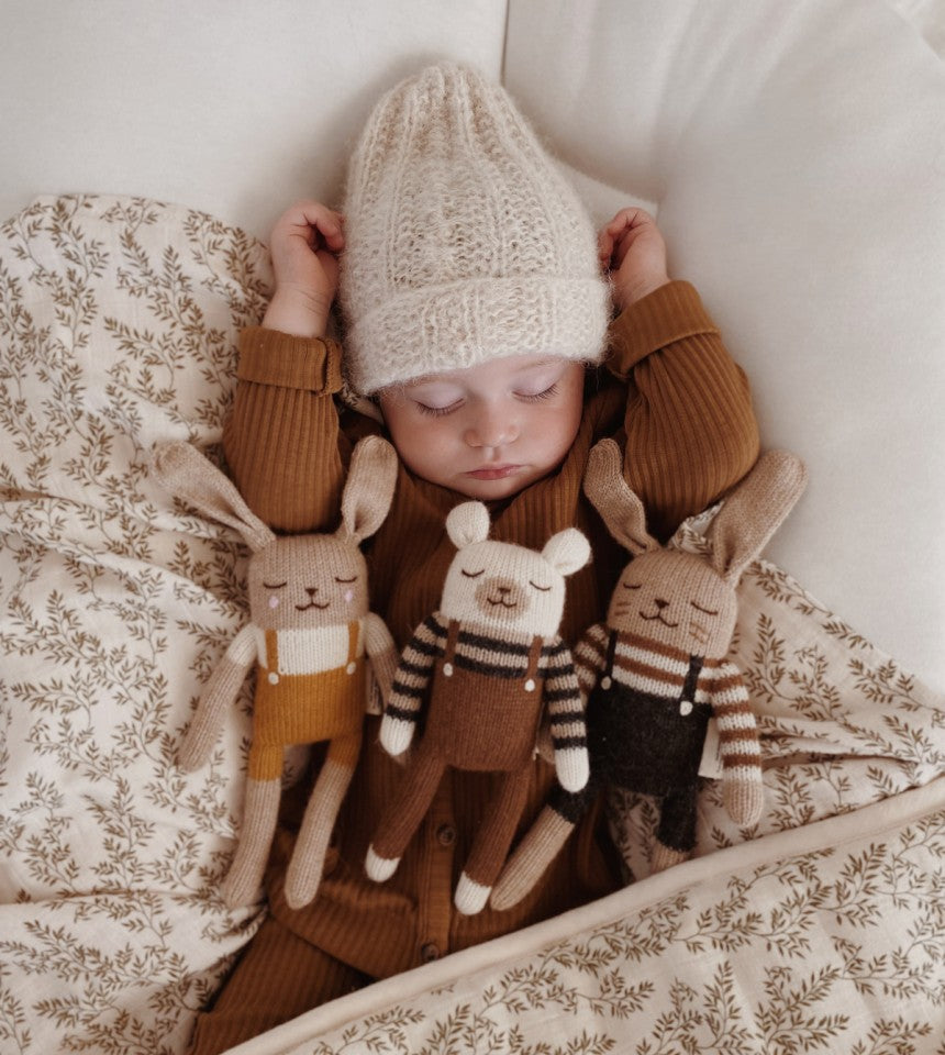 Bébé avec Doudou ours polaire en tricot avec  Salopette noisette