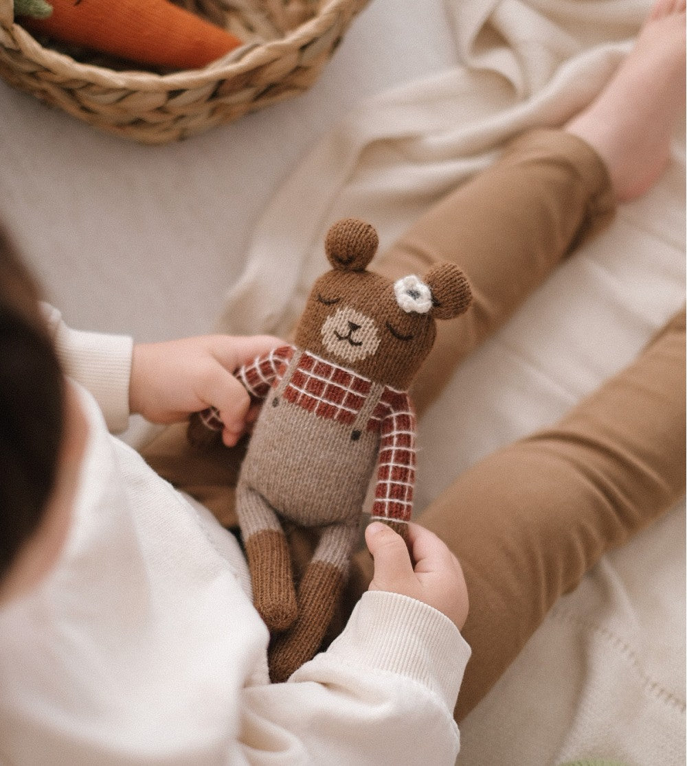 enfant avec Petit ourson en tricot avec Chemise à carreaux sienne