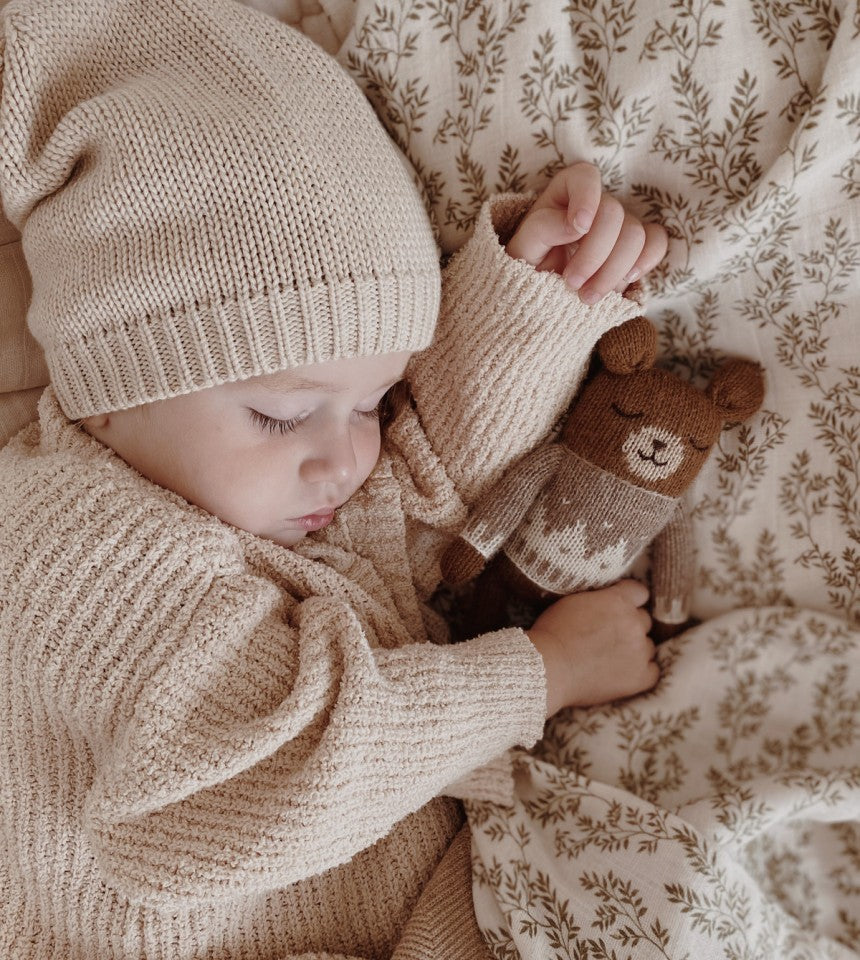 Bébé avec Doudou ourson en tricot avec Pull jacquard avoine