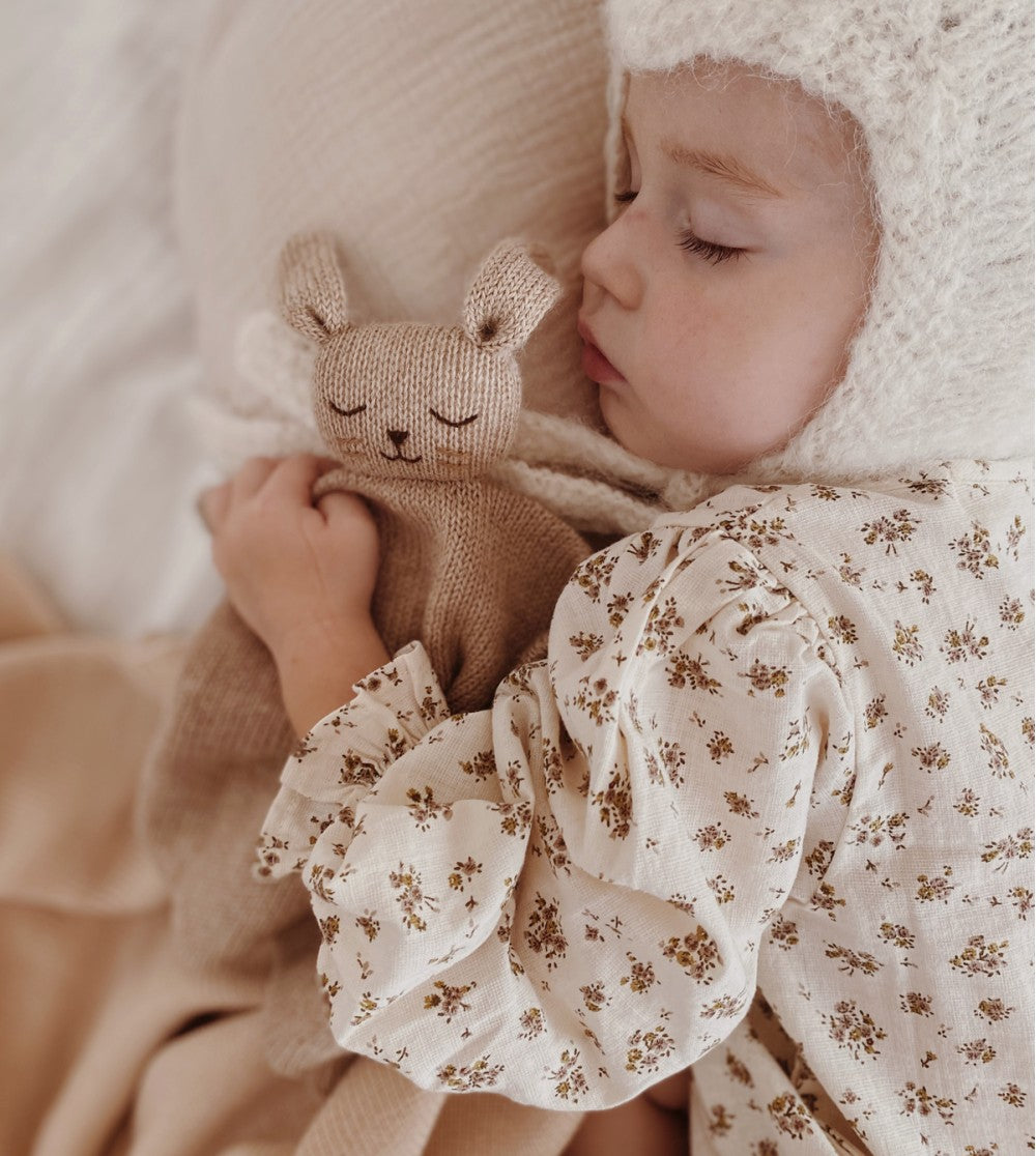 Bébé avec Doudou plat tricoté Lapin sable