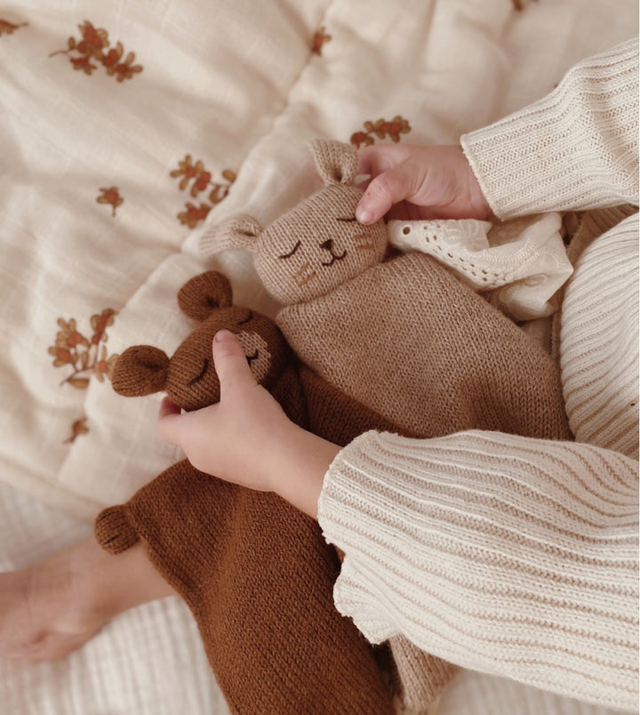 Doudou plat tricoté Ourson brun et lapin sable