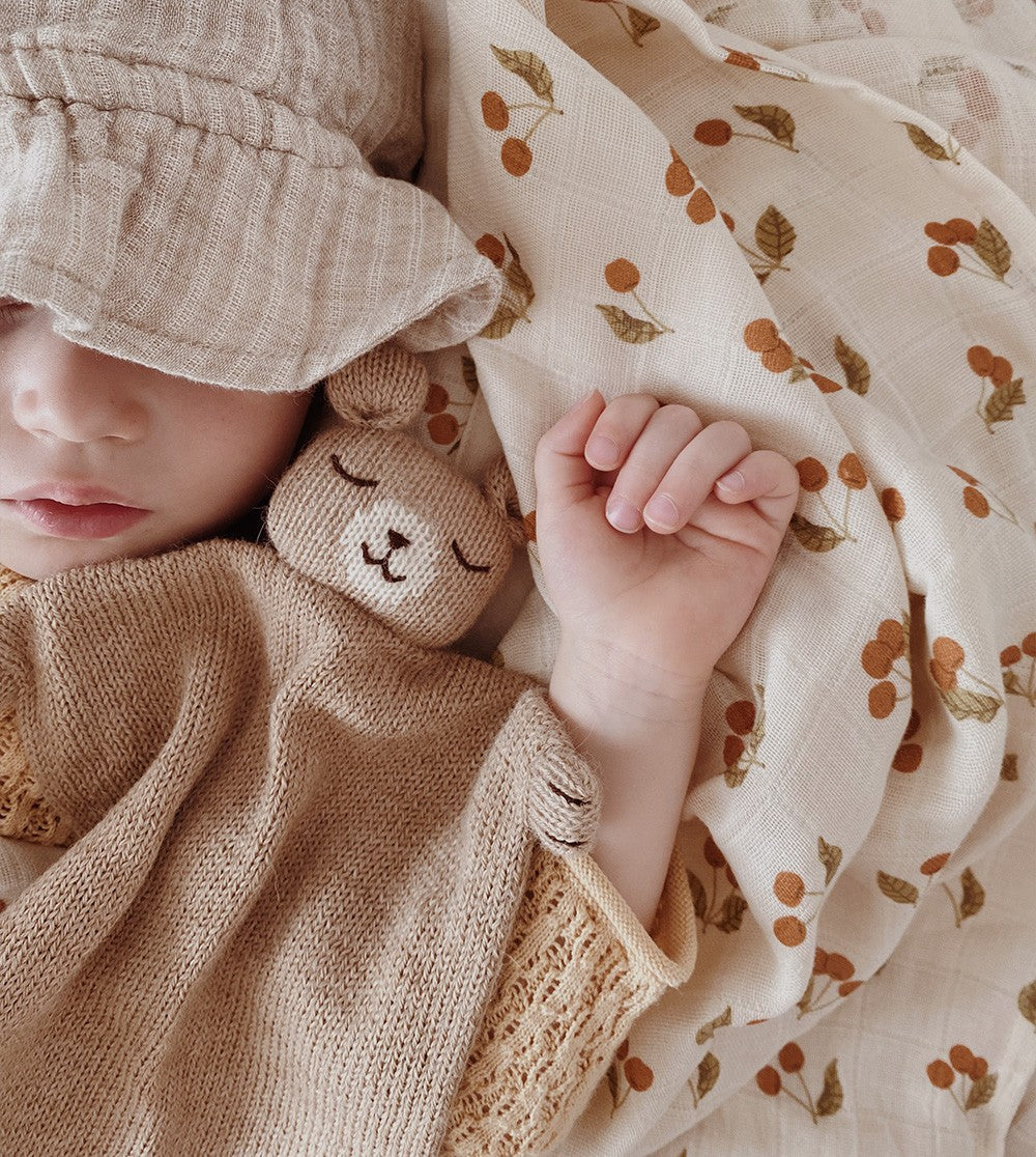 Bébé avec Doudou ourson plat tricoté Main sauvage en laine sable