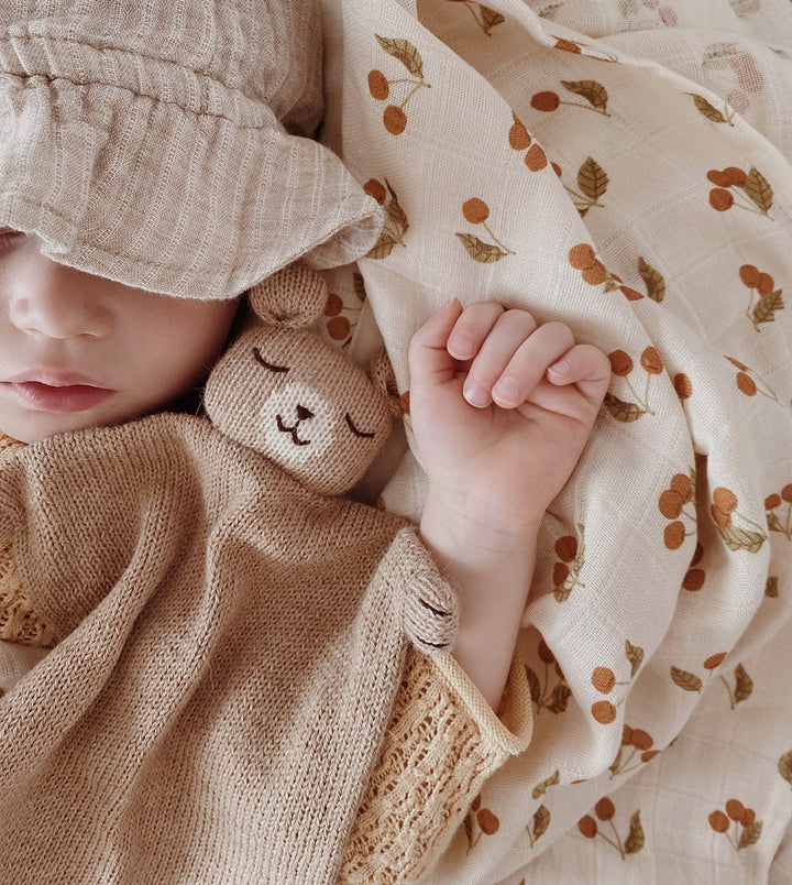 Bébé avec Doudou ourson plat tricoté Main sauvage en laine sable