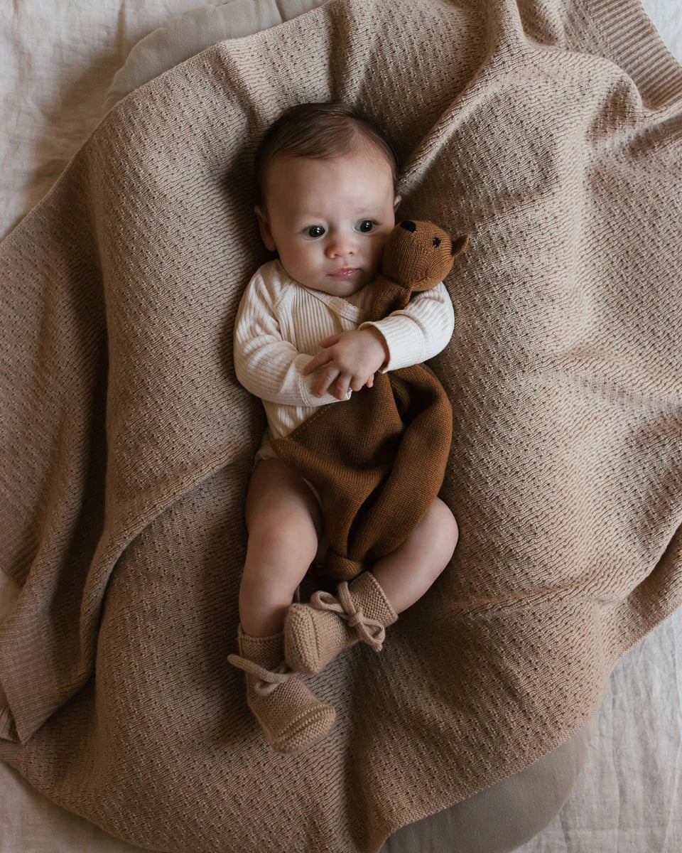 Bébé avec Doudou ourson en laine chocolat