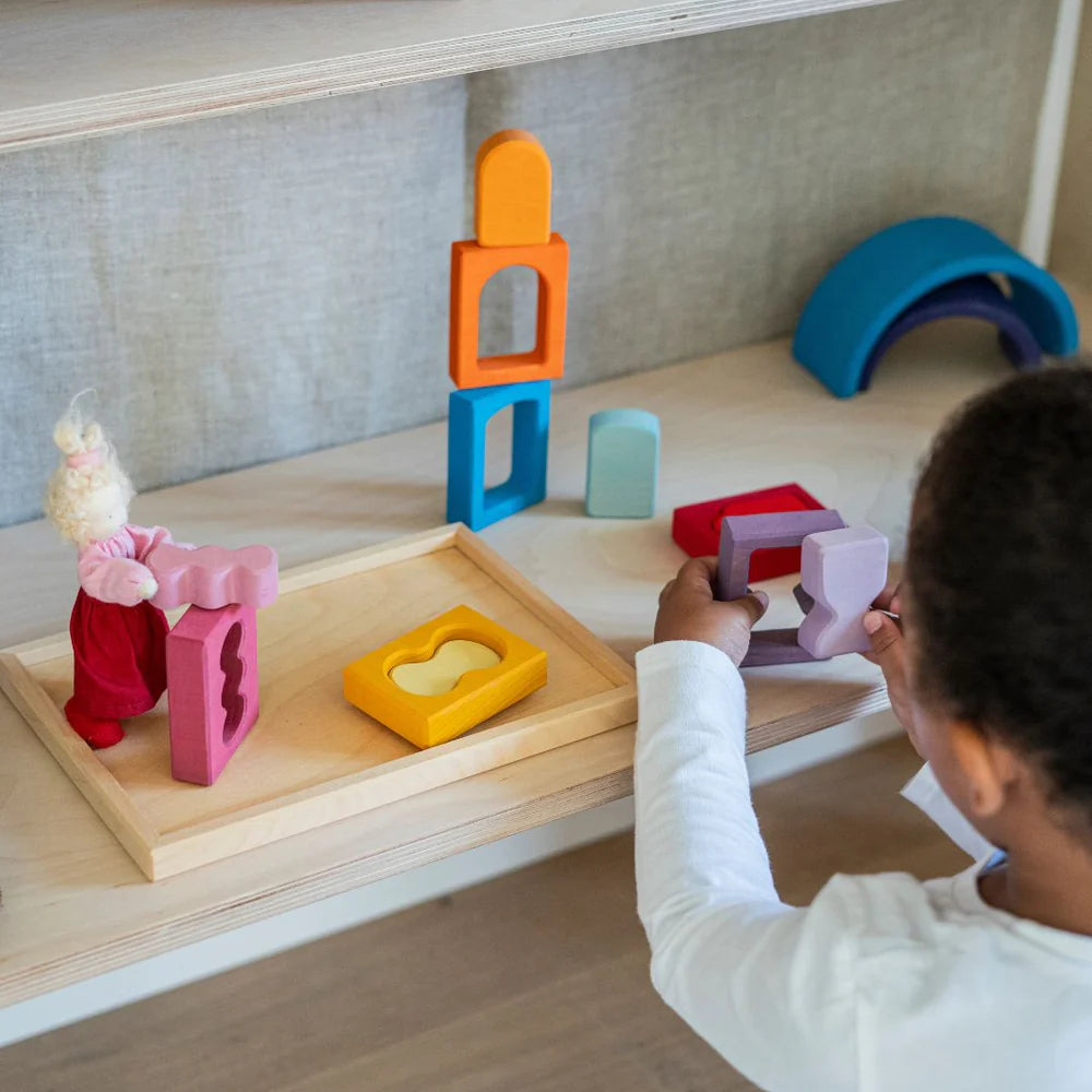 enfant avec Jeu de formes Grimms en bois multicolore 