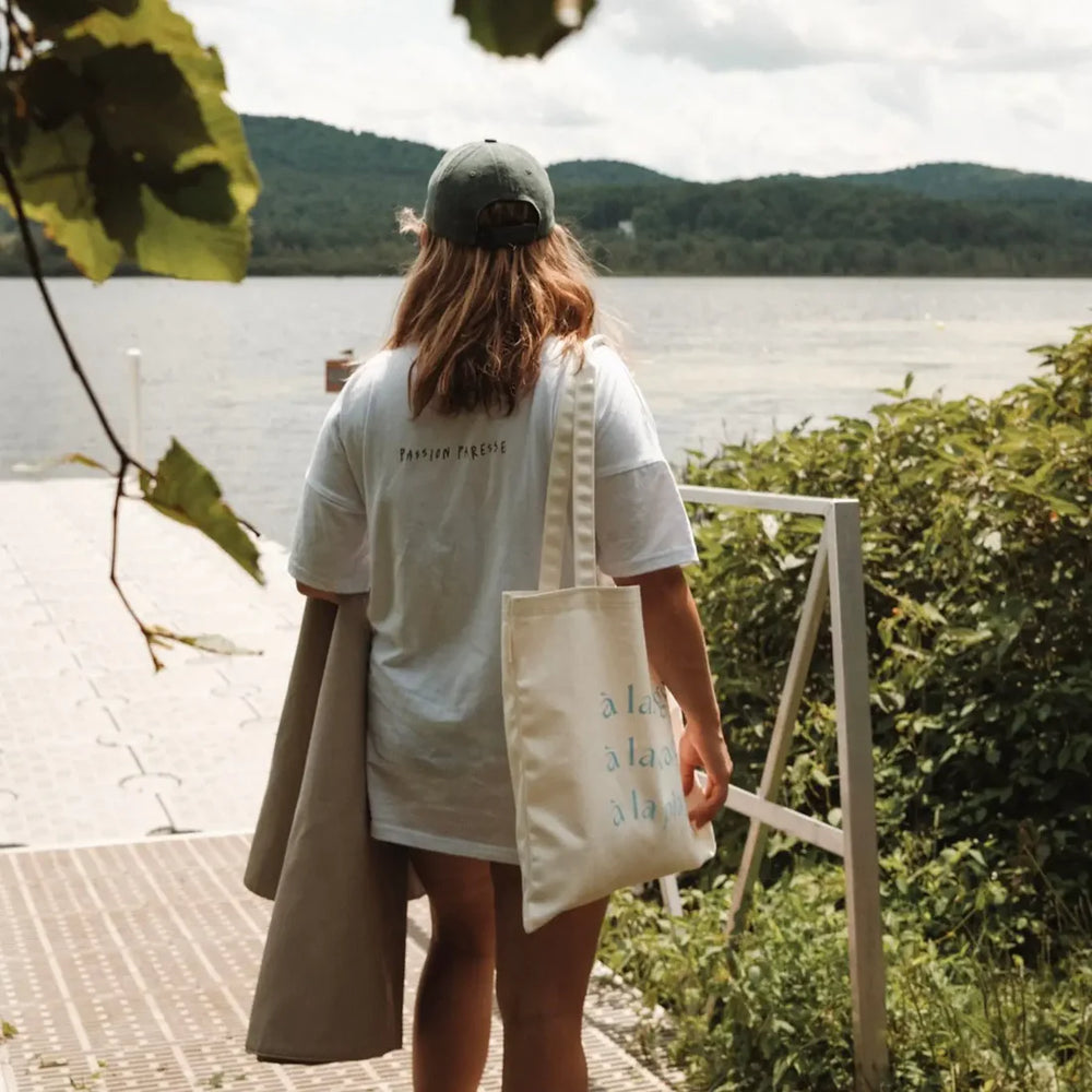 Femme avec Fourre tout en coton avec imprimé "à la plage"