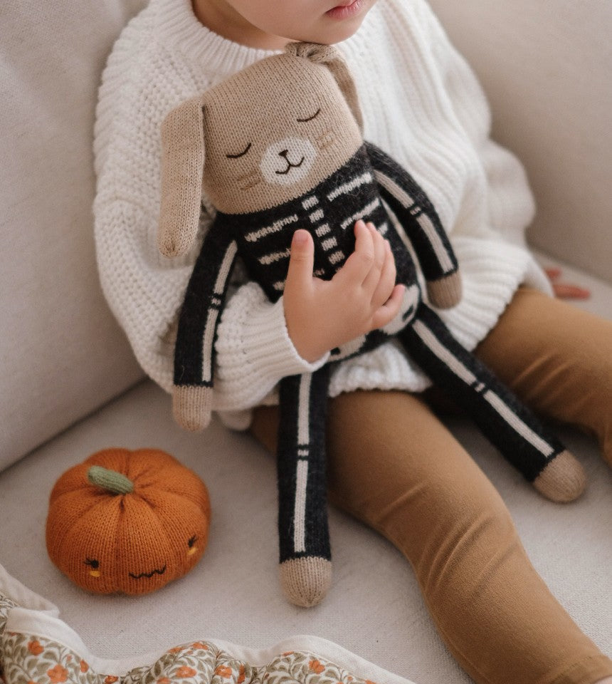 Enfant avec Grand Lapin en peluche Squelette