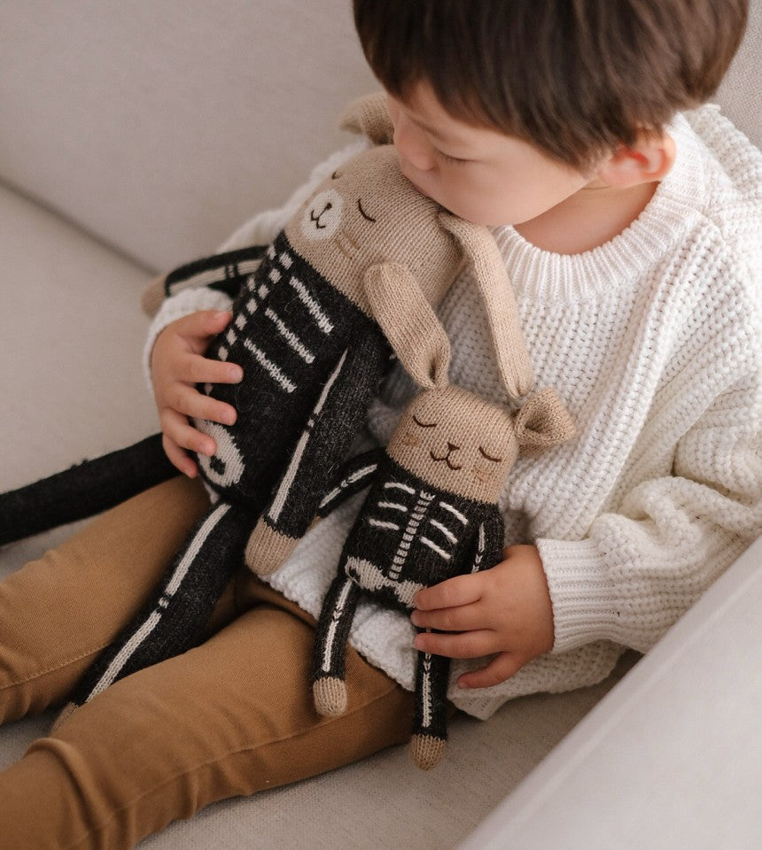 Enfant avec Grand et petit Lapin en peluche Squelette