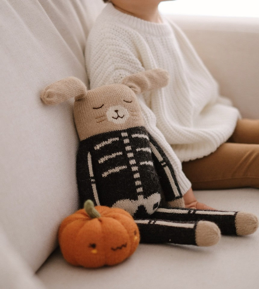 Enfant avec Grand Lapin en peluche Squelette et citrouille