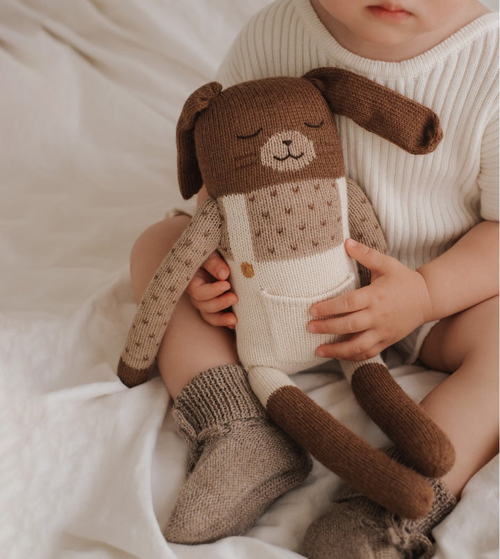 Bébé avec Grand Lapin en peluche Salopette écru