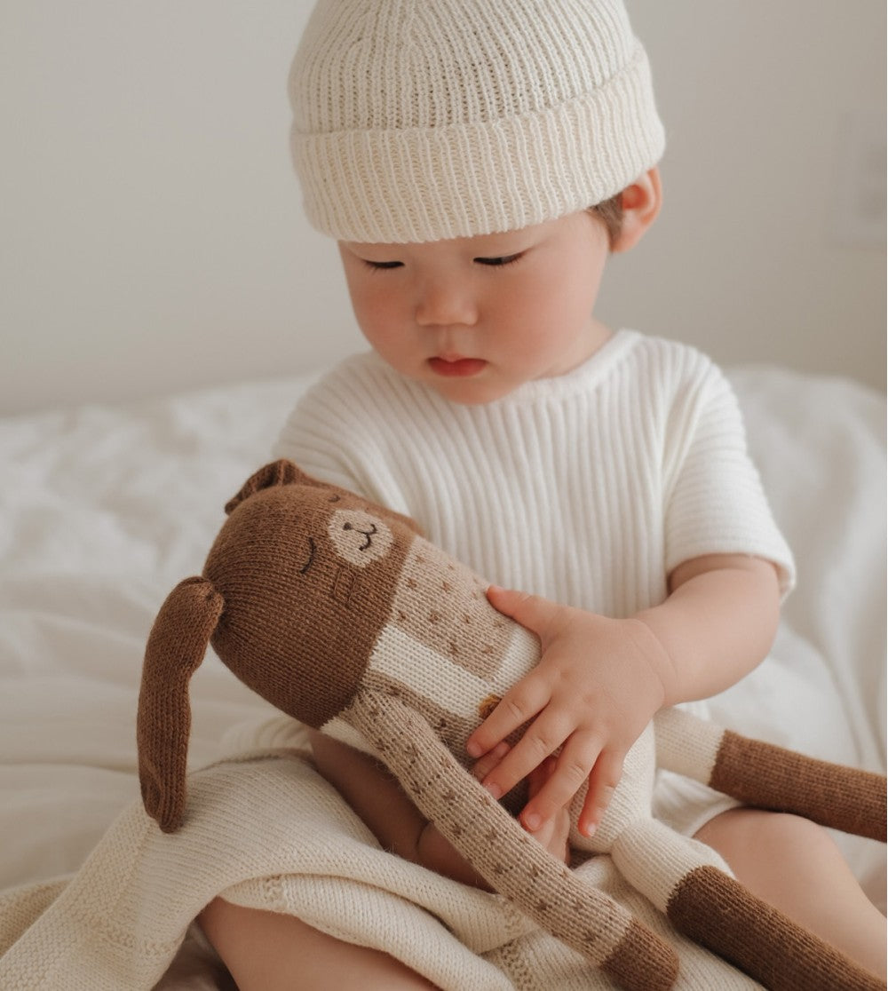 Bébé avec Grand Lapin en peluche Salopette écru