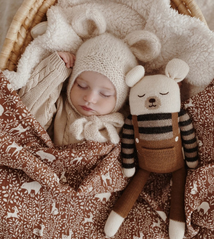 bébé avec Grand ours polaire en tricot avec Salopette noisette