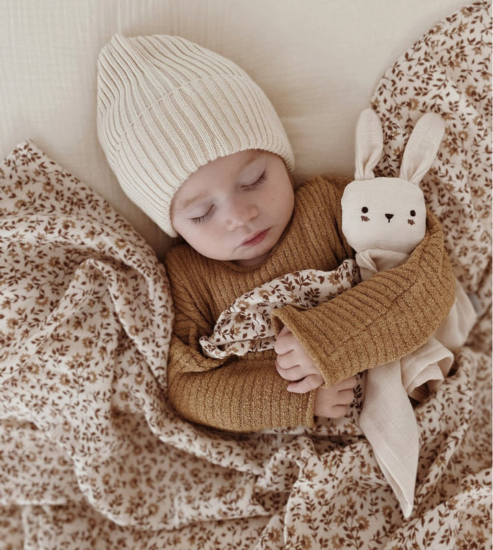 Bébé avec Couverture d'emmaillotage en mousseline Hibiscus