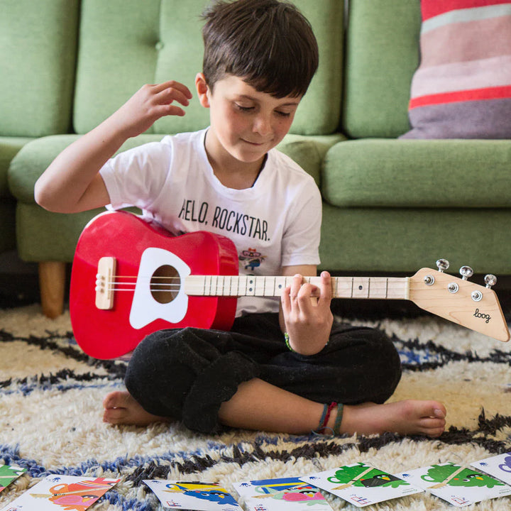 Enfant avec pour Guitare Loog Pro acoustique rouge