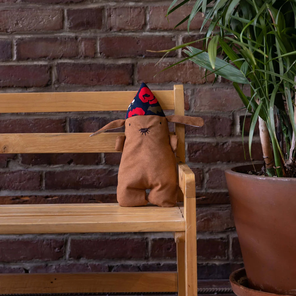 Peluche Raplapla Henri le lapin sur un banc