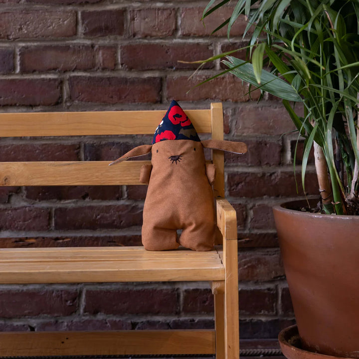 Peluche Raplapla Henri le lapin sur un banc