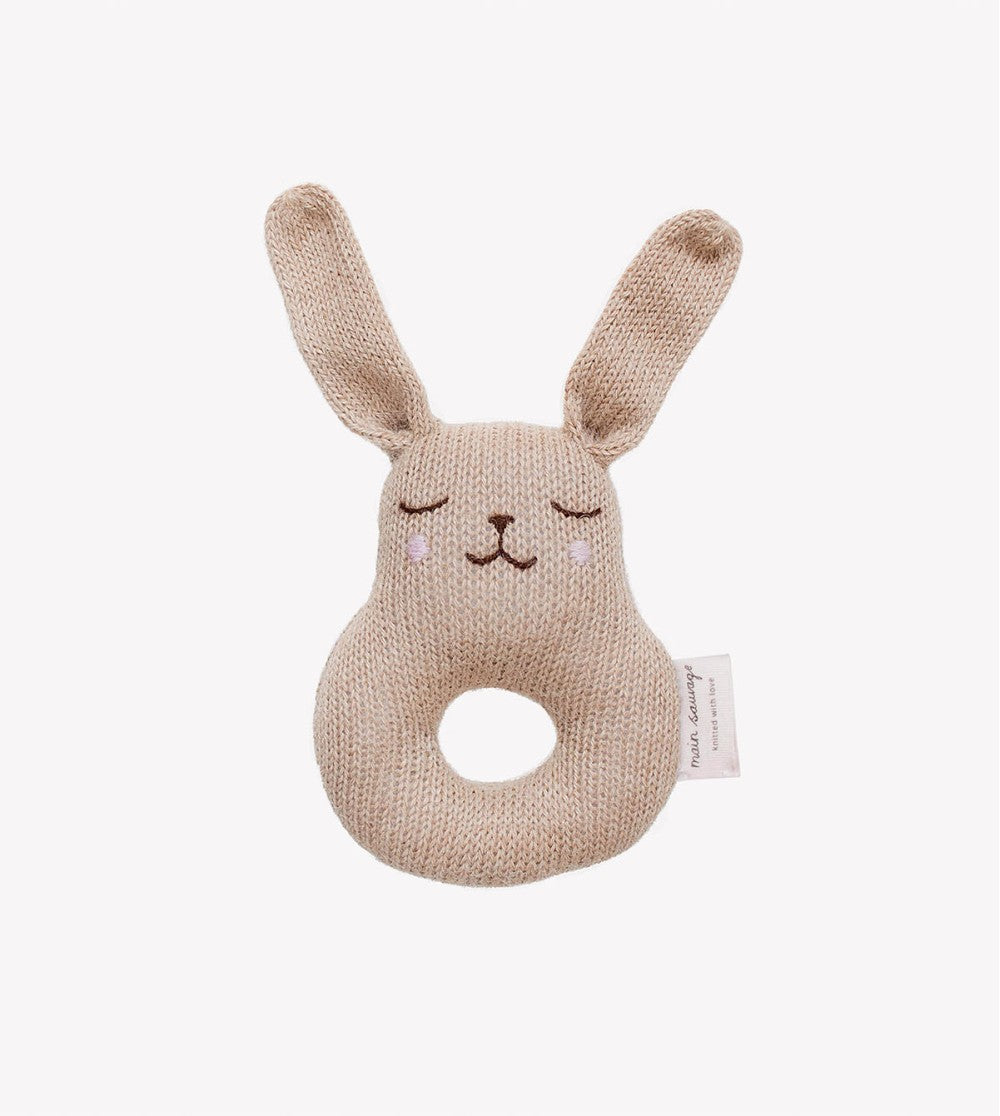 Hochet tricoté en laine beige en forme de lapin