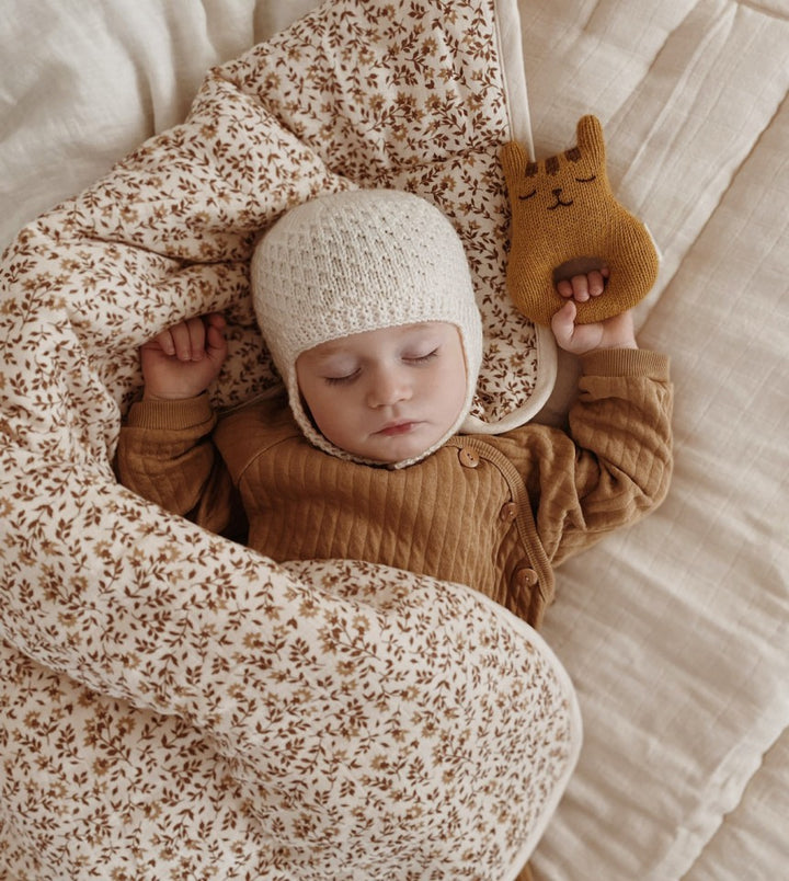 Bébé avec Hochet tricoté en laine moutarde en forme de tigre