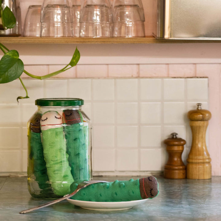 Hochets en tissu en forme de cornichon Raplapla dans une cuisine 