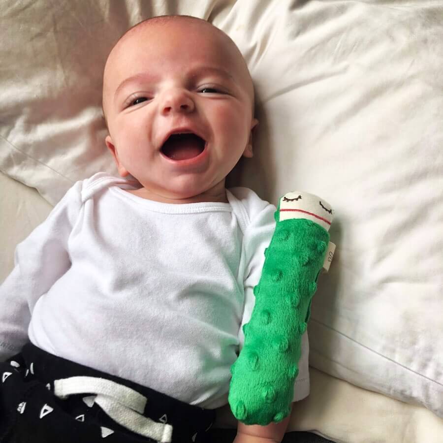 Bébé avec Hochet en tissu en forme de cornichon Raplapla