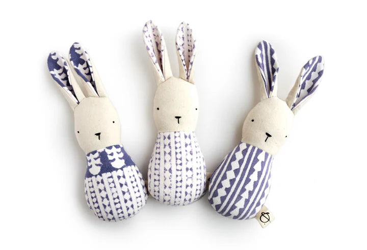 Hochets lapin en lin beige et bleu