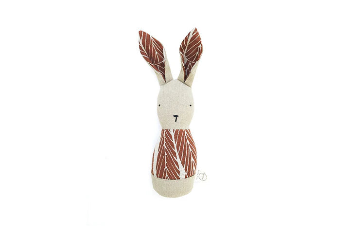 Hochet lapin en lin et laine sérigraphié feuilles brunes 
