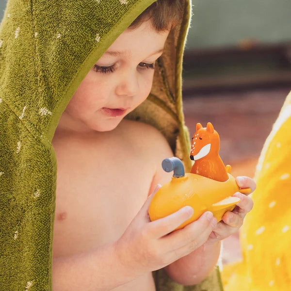 Enfant avec Jouet de bain sous-marin jaune et renard en silicone 