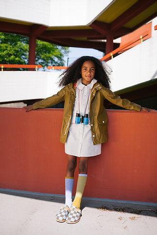 Fille avec Jumelles pour enfant jumelles bleues et noires 