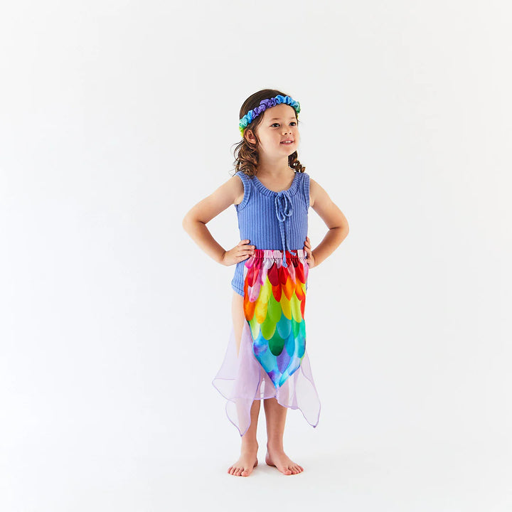 Fille avec Jupe sirène en soie arc-en-ciel