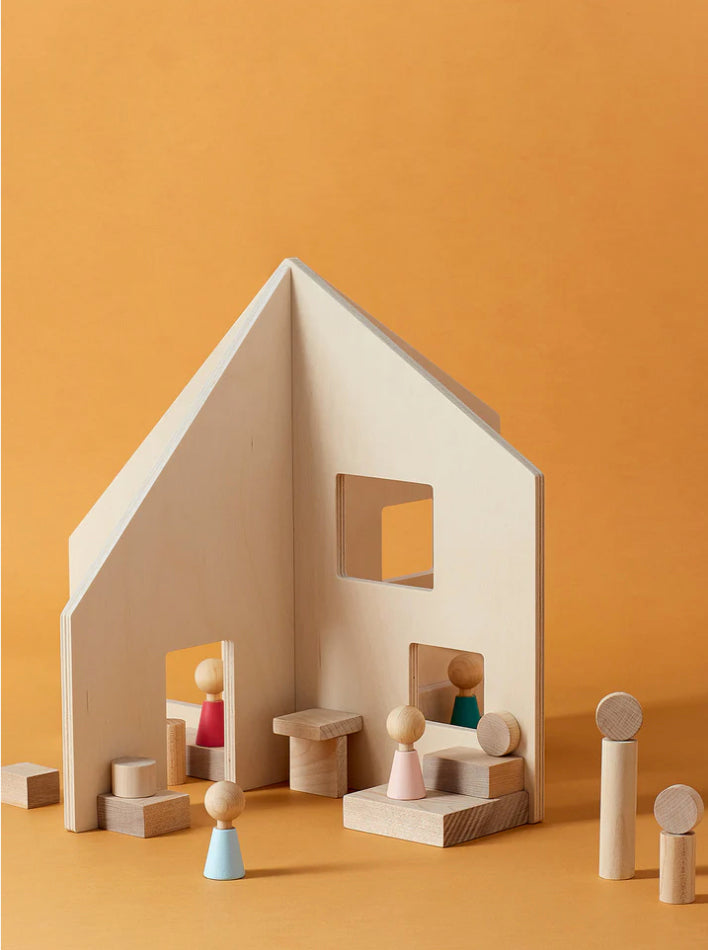 maison en bois avec figurines