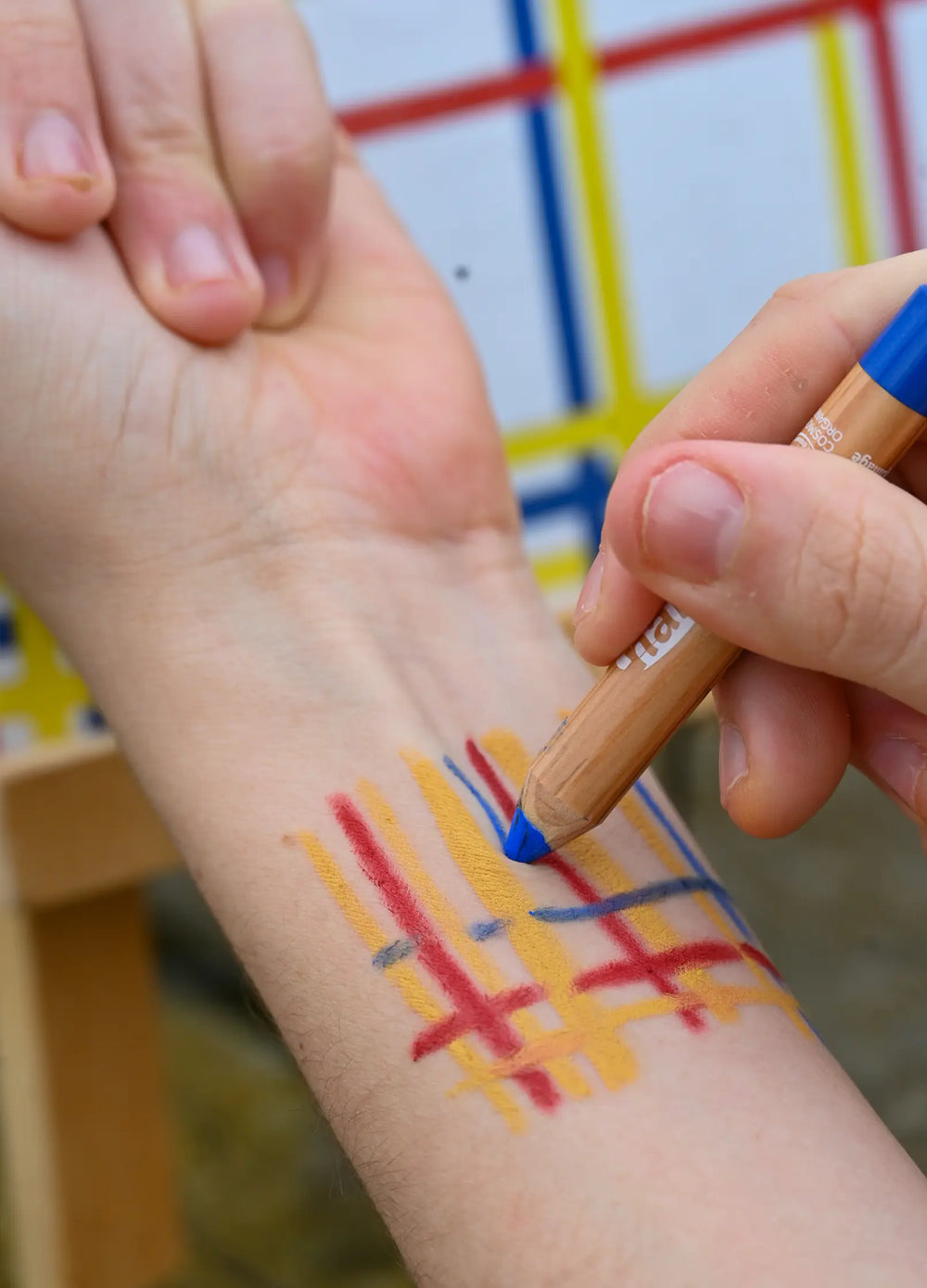 Bras avec Maquillage pour enfants Namaki en collaboration avec le Centre Pompidou