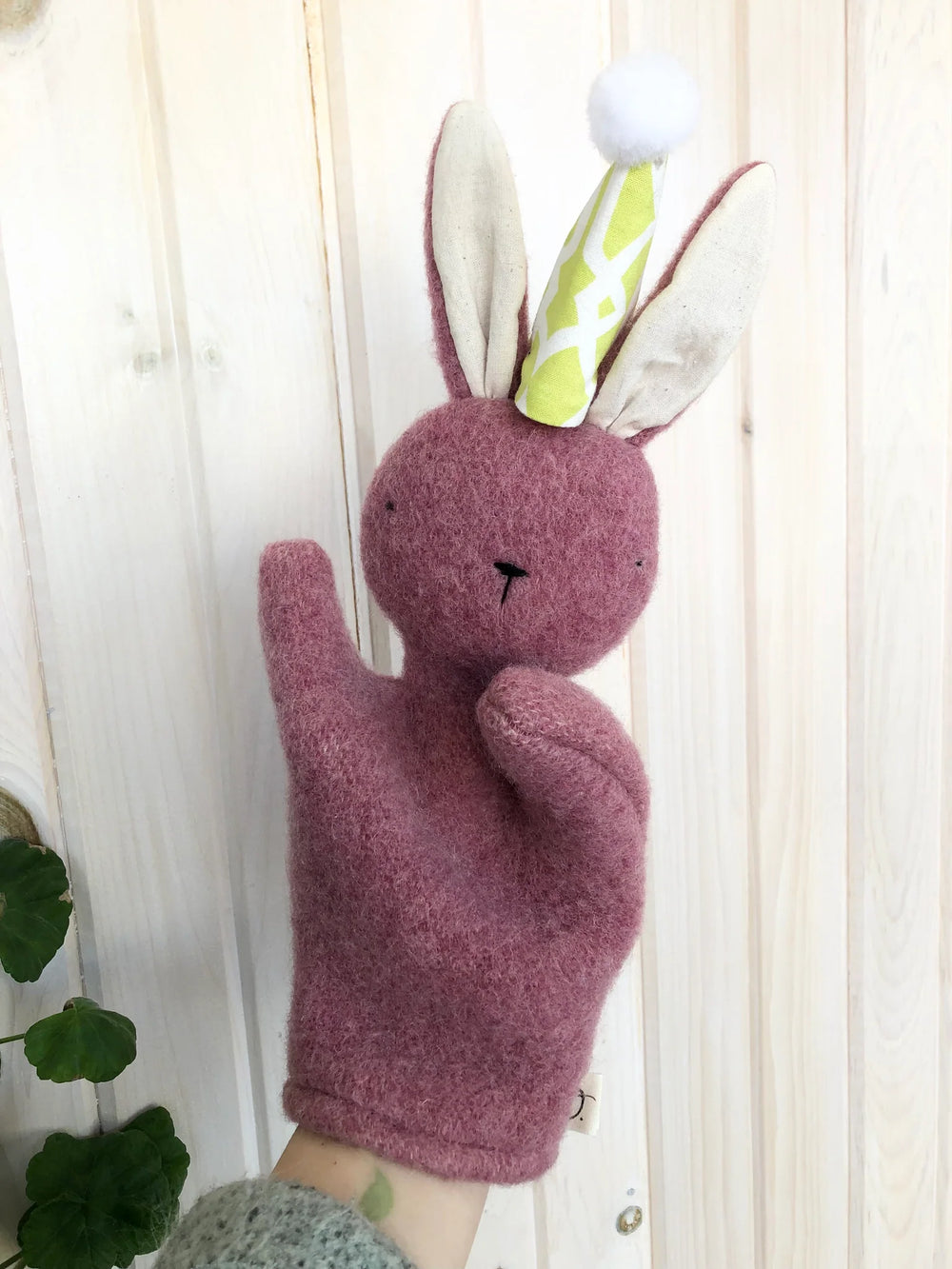 Marionnette à main Lapin framboise avec chapeau de fête