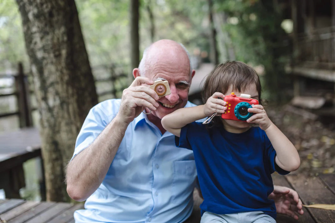 Grand papa et enfants avec Mini camera en bois 