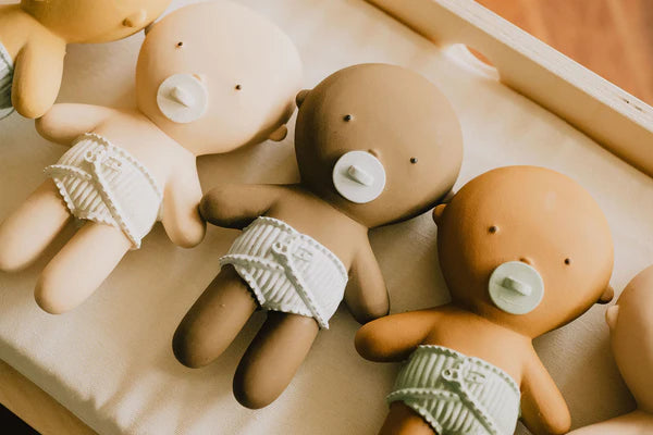 Mini bébés Gommu fabriqués à partir de la sève blanche de l'hévéa