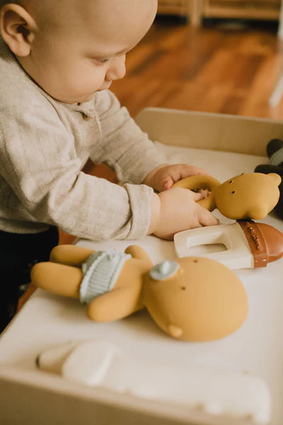 Bébé avec Mini bébé Gommu fabriqué à partir de la sève blanche de l'hévéa